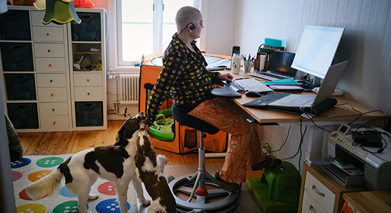 Alt-text Bildtext:När hon inte jobbar föder Tabitha Weiborn upp hundar på gården sju mil från Östersund.