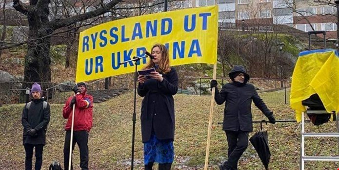 Veronica Magnusson talar på manifestation mot Rysslands krig i Ukraina.