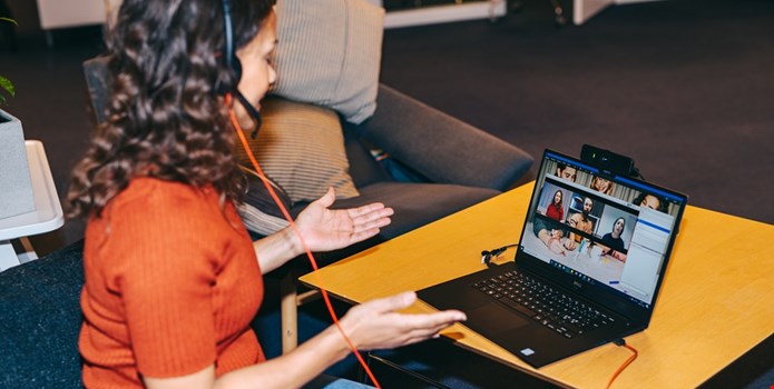 Anställd pratar i videosamtal vid laptop.
